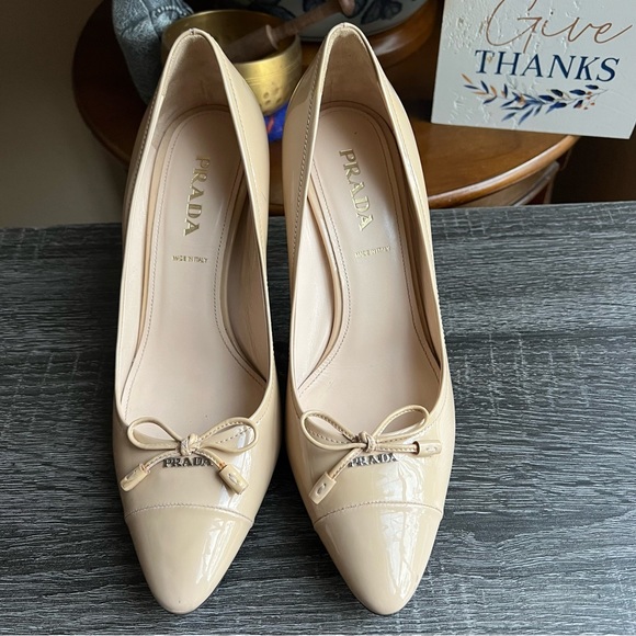 Prada Beige Patent Leather Pointed Toe Bow Pump Heels EU38.5 US8.5 UK5.5 $950 - Picture 5 of 17
